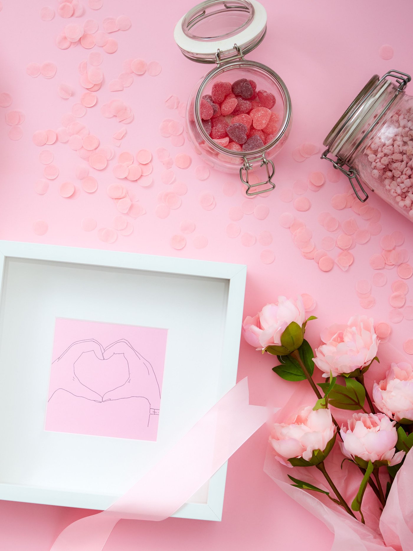 A white SANNAHED frame in the living room