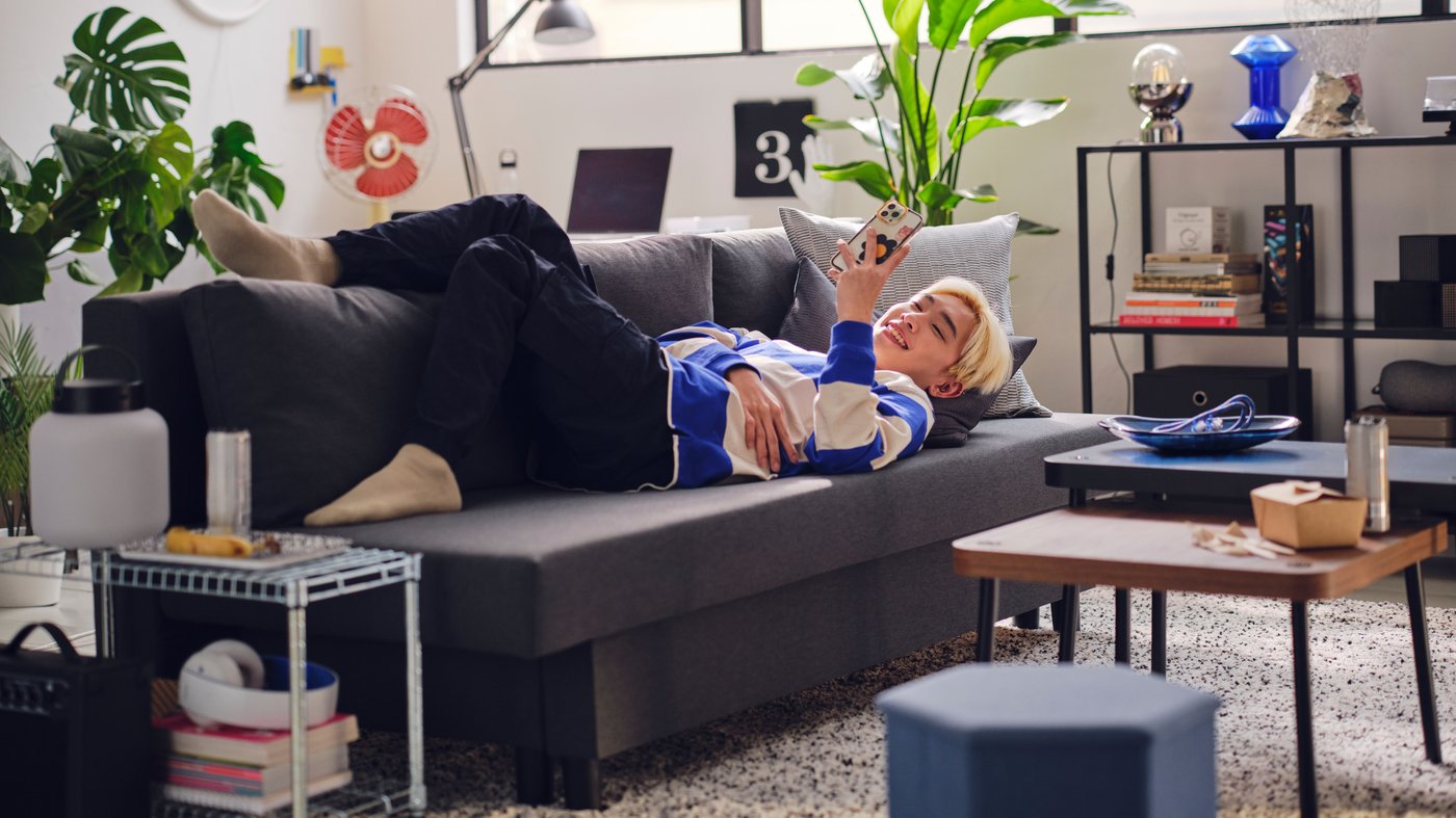 A white VINDUM rug, high pile in the living room