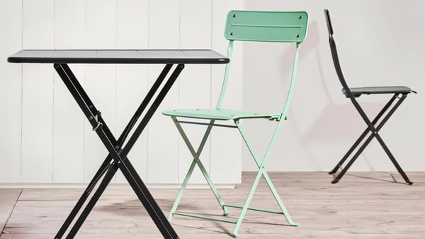 Two SUNDSÖ outdoor chairs and one square-shaped SUNDSÖ outdoor table.