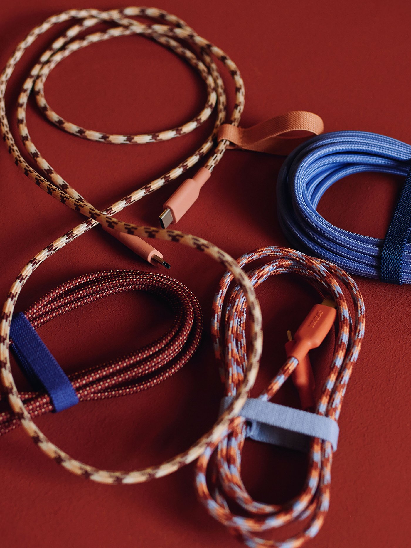 En lila LILLHULT USB-C till USB-C-kabel mot en röd yta.
