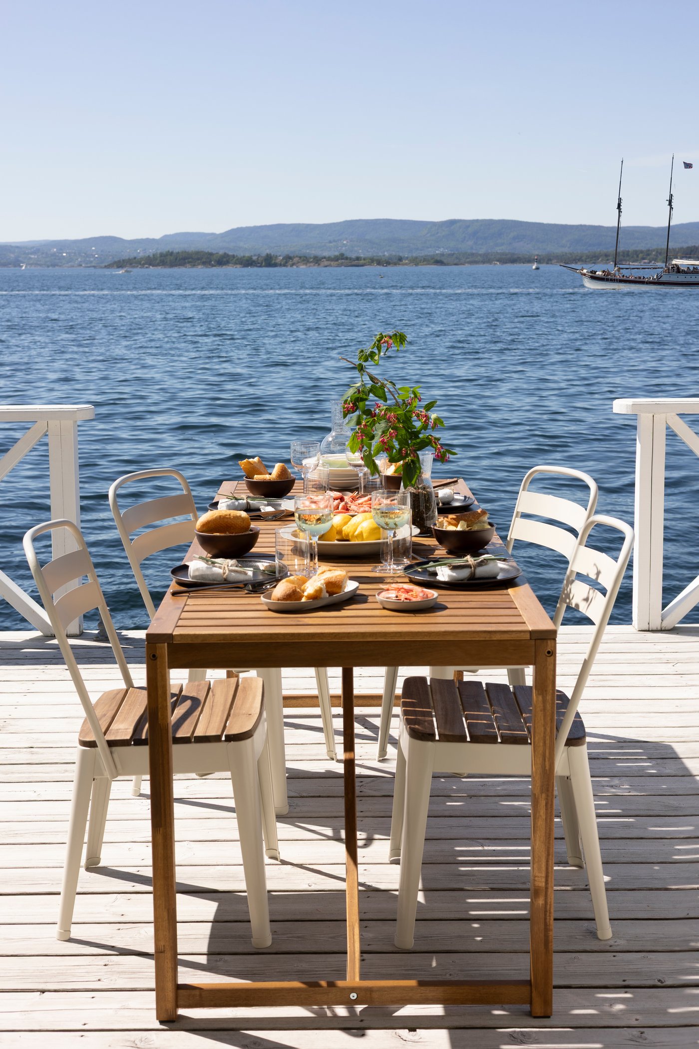  Med NÄMMARÖ spisebord og NORRMANSÖ stoler så sitter du behagelig når du nyter mat og er sammen med venner utendørs. 