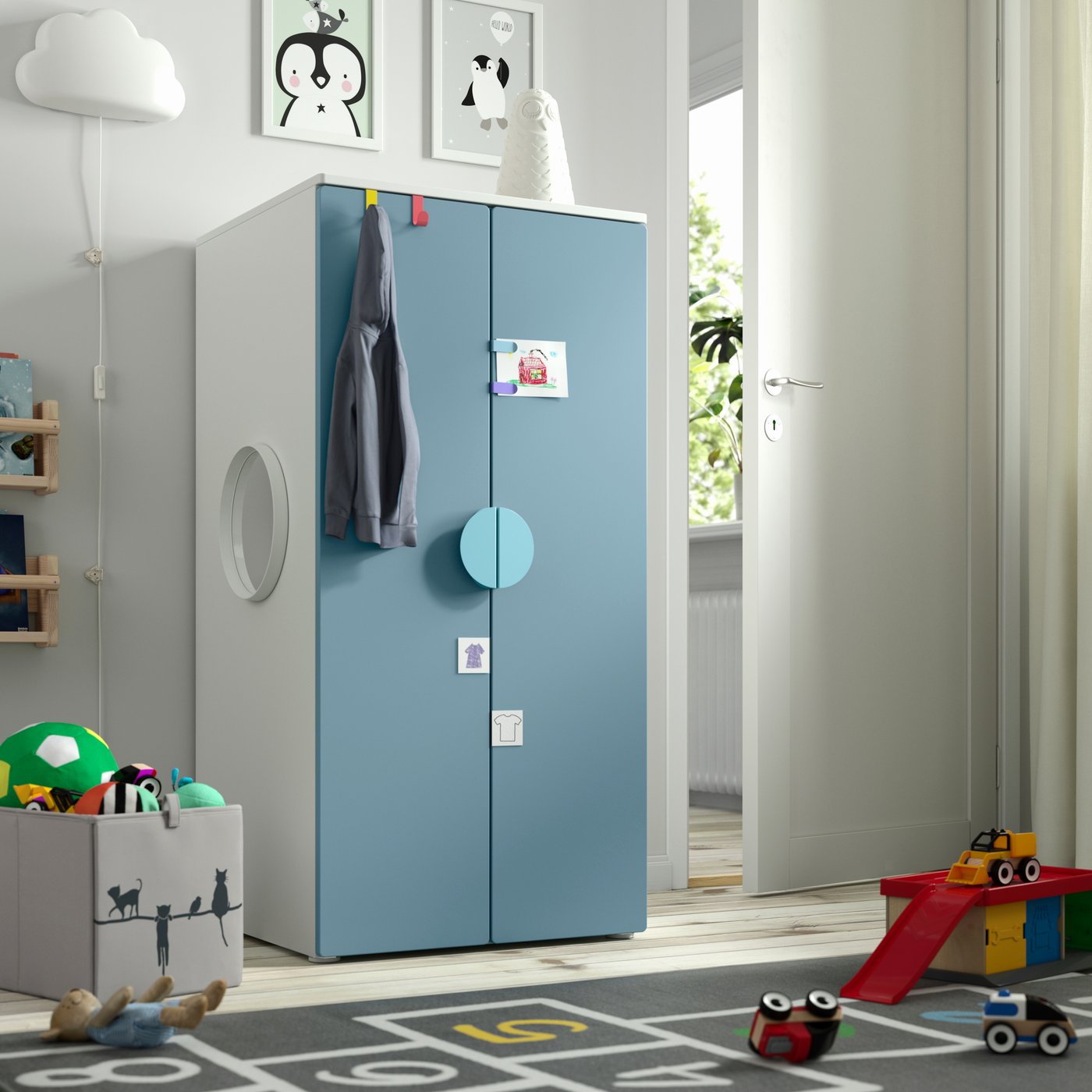 Dětská šatní skříň umístěná v dětském pokoji.
