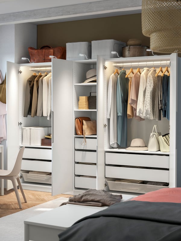 Combinación de clóset PAX en color blanco y blanco hueso.