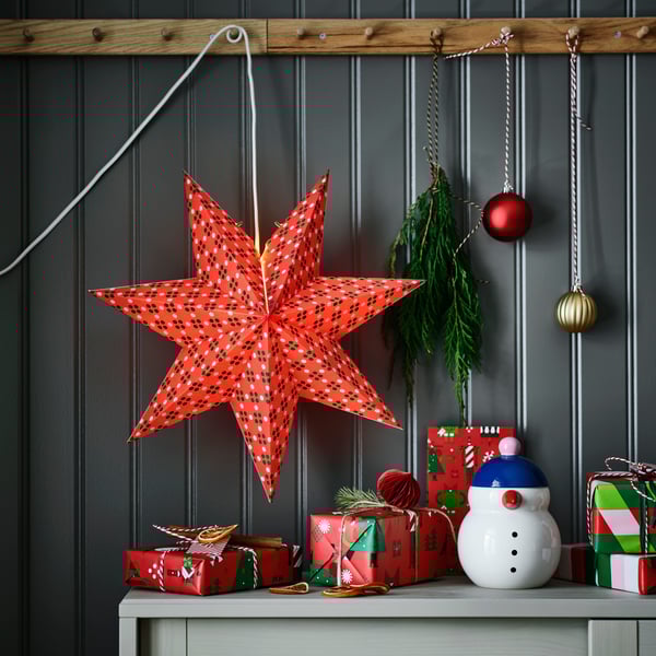 This paper star with its dotted design adds a playful splash of colour in the window and spreads a cosy feeling in the room. Combine with a bulb and a cord set or lamp base – and enjoy the atmosphere!