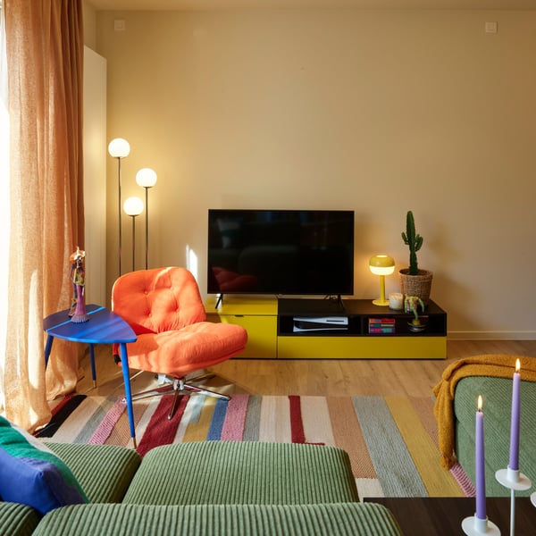 Een Kelinge oranje DYVLINGE draaifauteuil