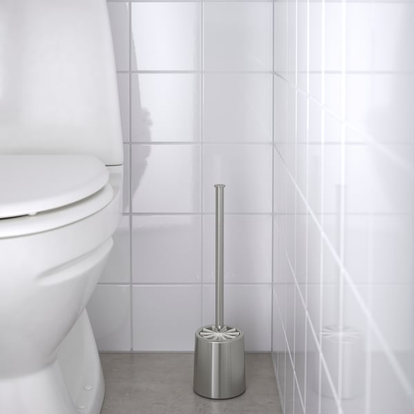 Teräksinen BROGRUND-WC-harja vaalean kylpyhuoneen nurkassa. 