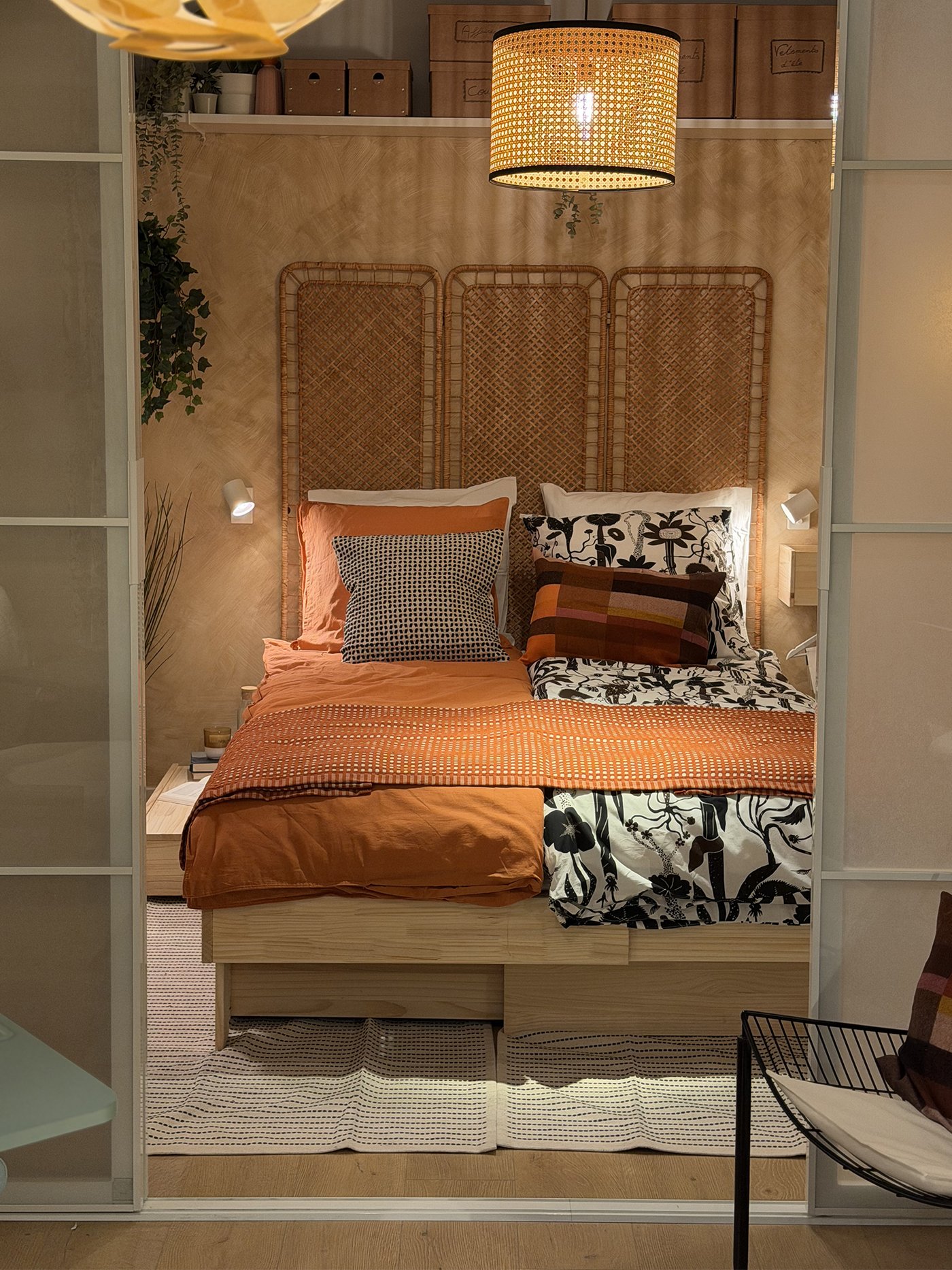 une chambre à coucher harmonieuse, dans les tonalités de terracotta et bois