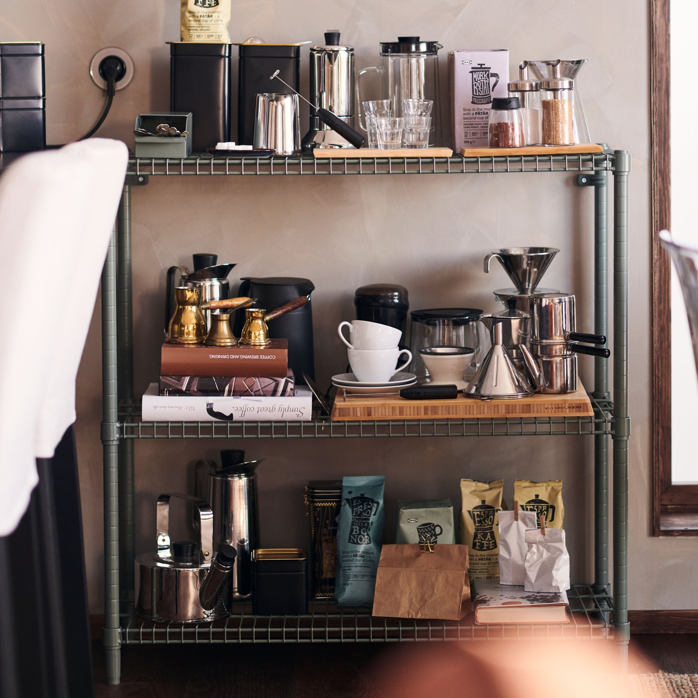 Eine weiße VÄRDERA-Kaffeetasse mit Untertasse in der Küche