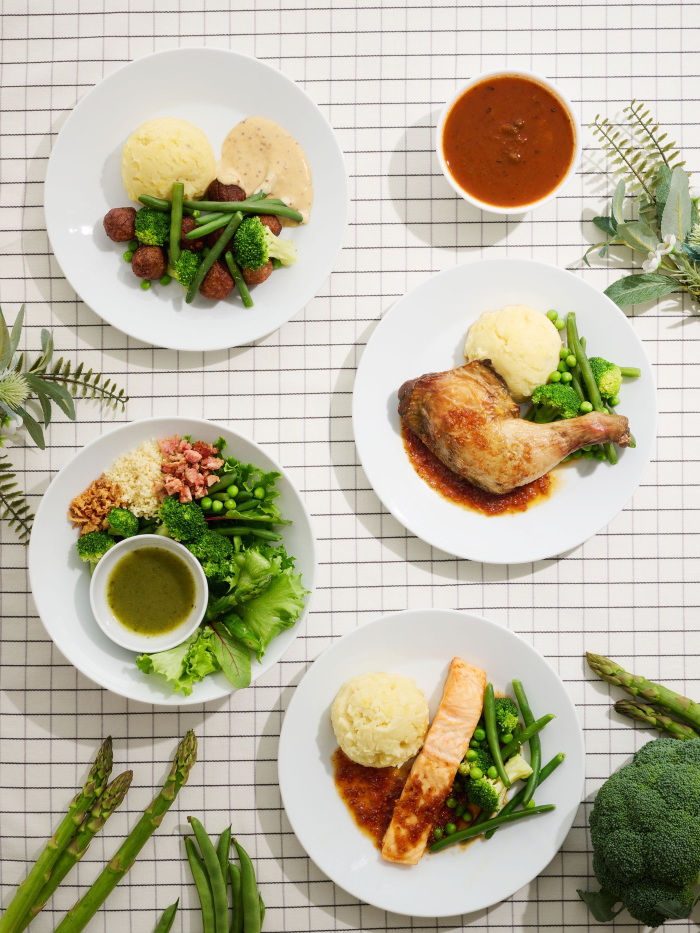 テーブルの上に並べられている春の限定メニュー