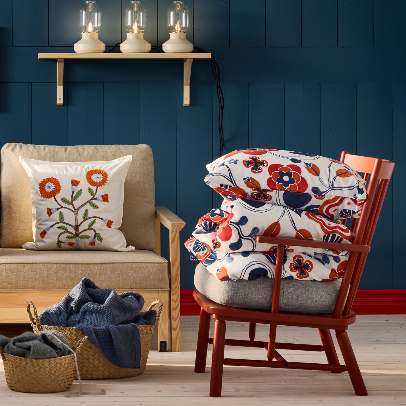 Bela, raznobojna/cvetna KANONVISKA jorganska navlaka i jastučnica s cvetnom šarom u dnevnoj prostorija