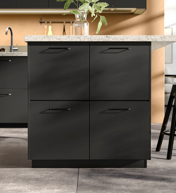 A chrome-plated INSJÖN kitchen mixer tap w pull-out spout in the kitchen