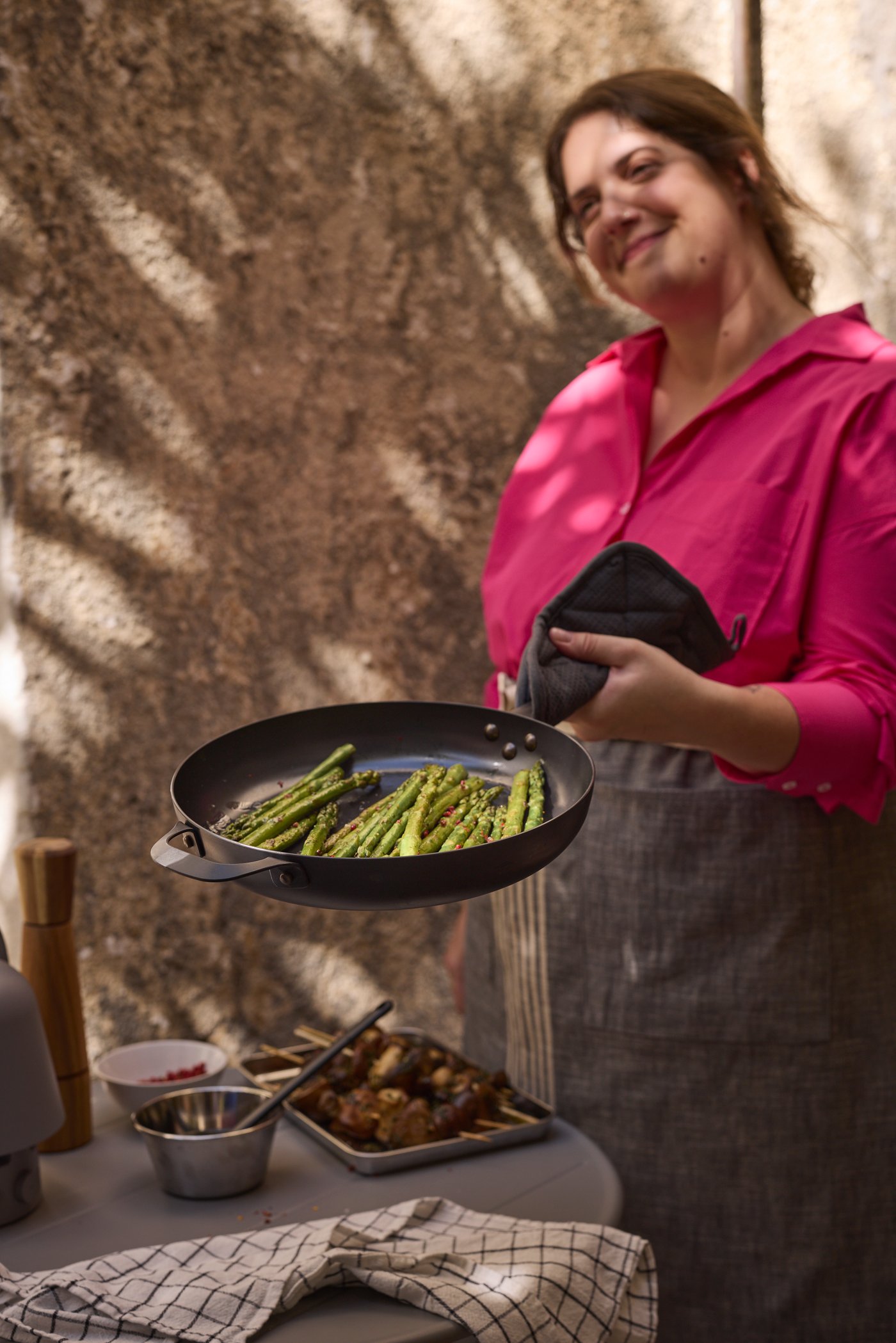 En dame steker asparges.