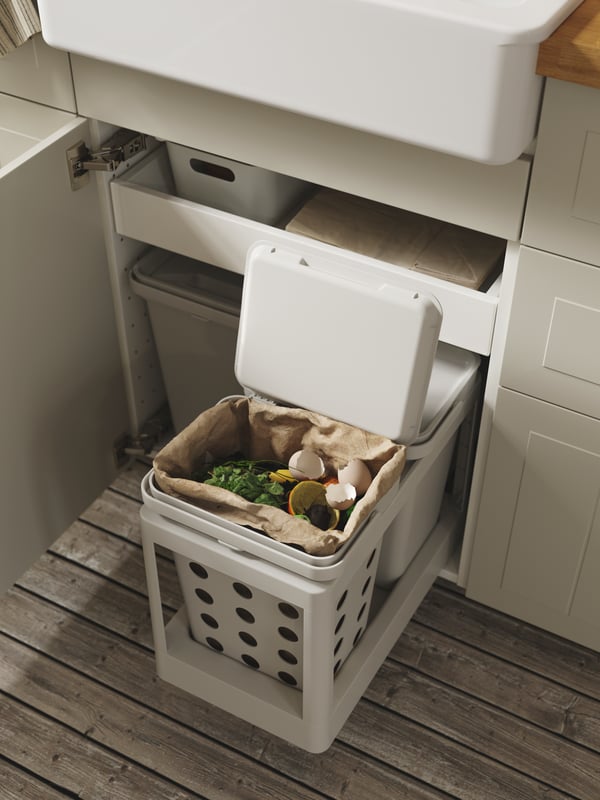 Basureros para reciclar HÅLLBAR con una bolsa en su interior de basura.