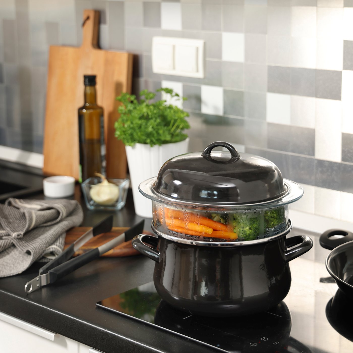 Su un piano ad induzione è presente la pentola DOKTORFISK durante la cottura