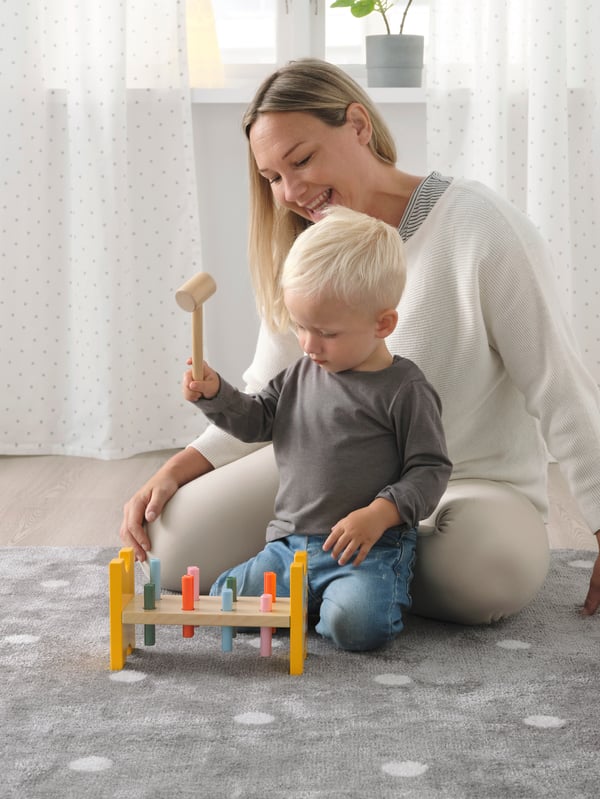 Joguines Montessori en una habitació infantil