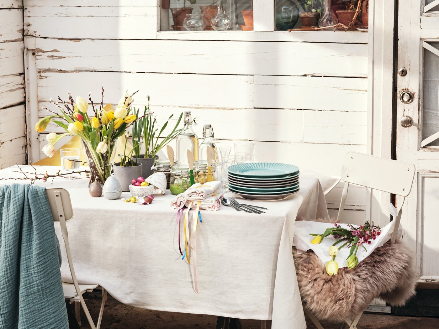 En vårig påskdukning utomhus.