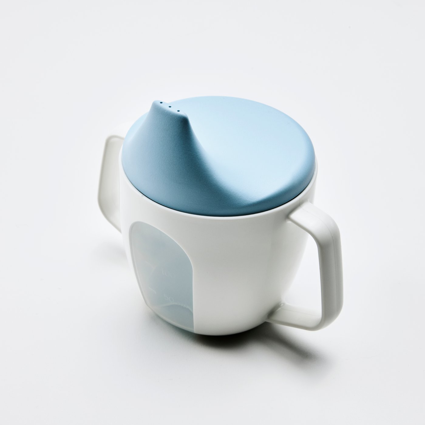  Niebiesko-biały kubek dla dzieci BÖRJA stoi na białej powierzchni w całkowicie białym otoczeniu.