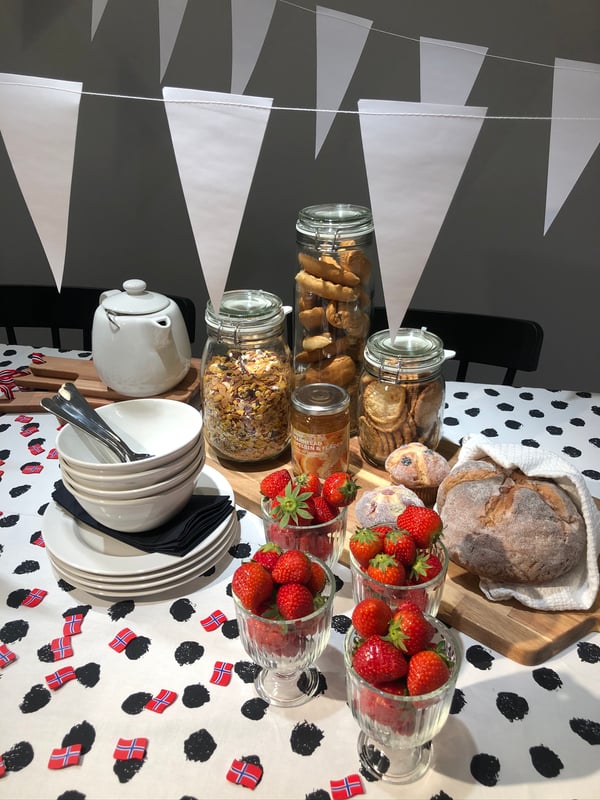 Bruk leker som dekorasjon så blir også måltidet en lek.