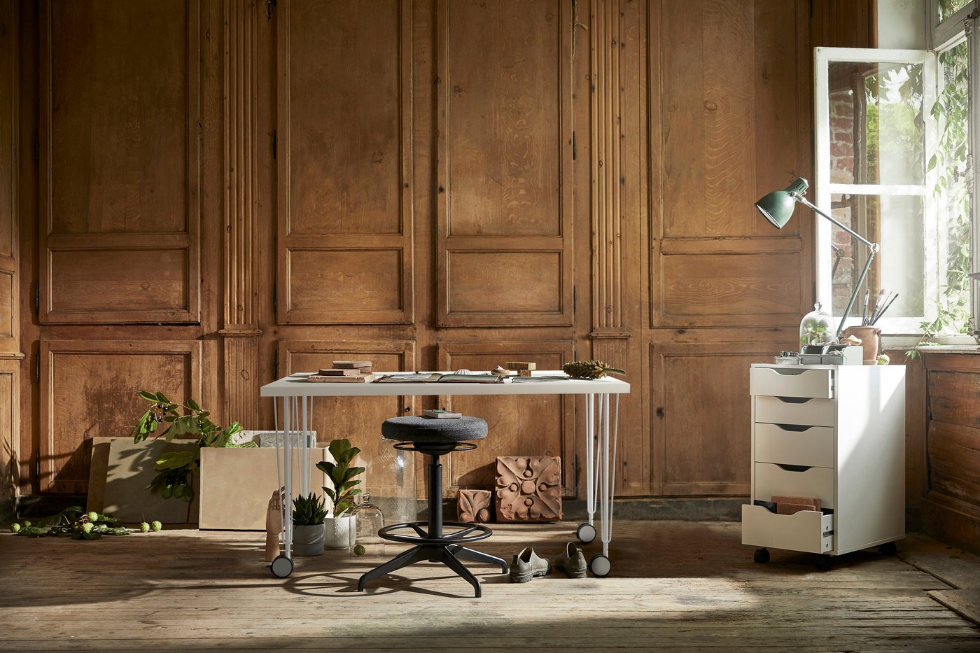 A white KRILLE desk