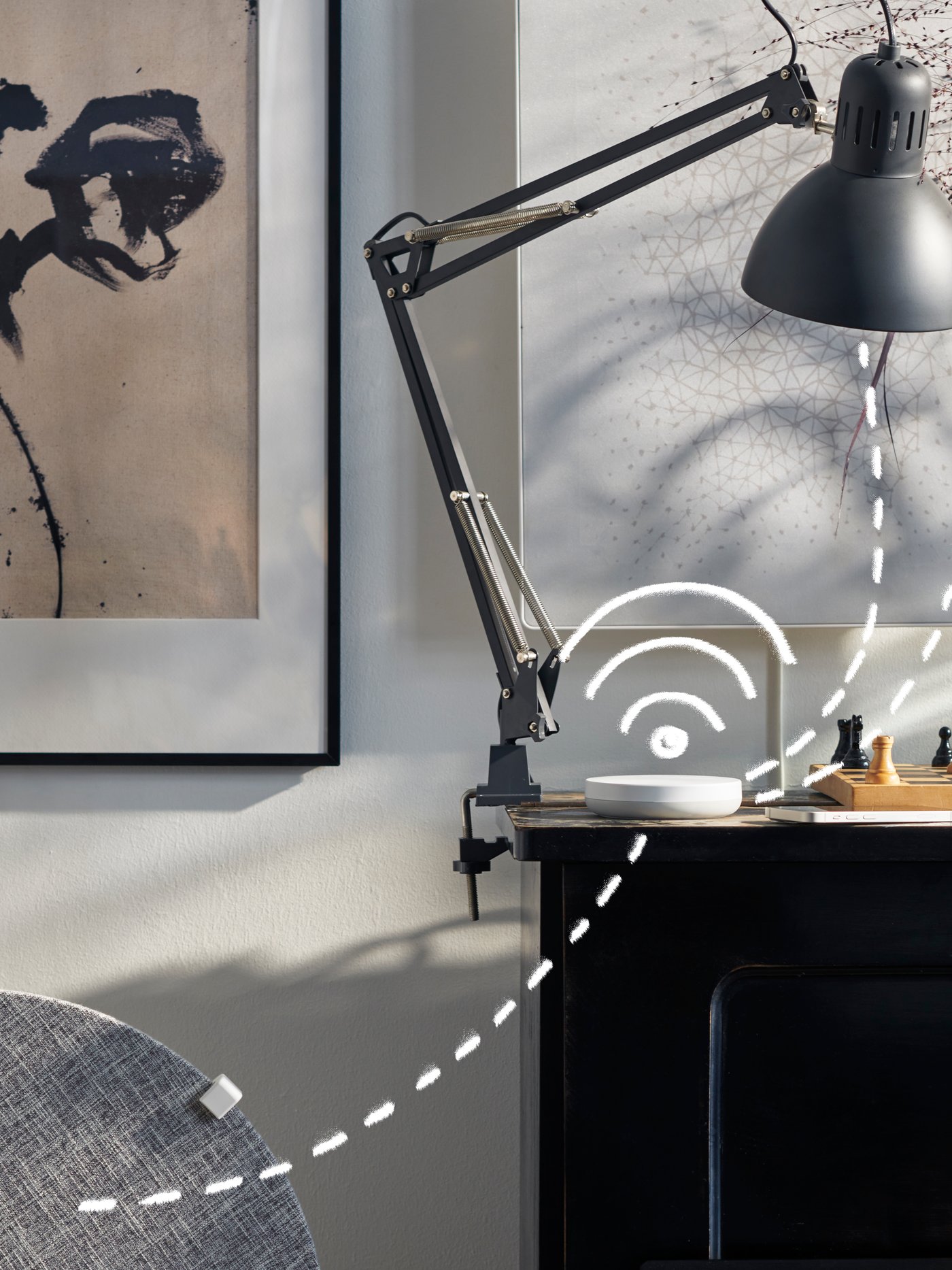 Eine Tischleuchte und ein Luftreiniger stehen in einem Zuhause und sind mit der IKEA Smart Home App verbunden