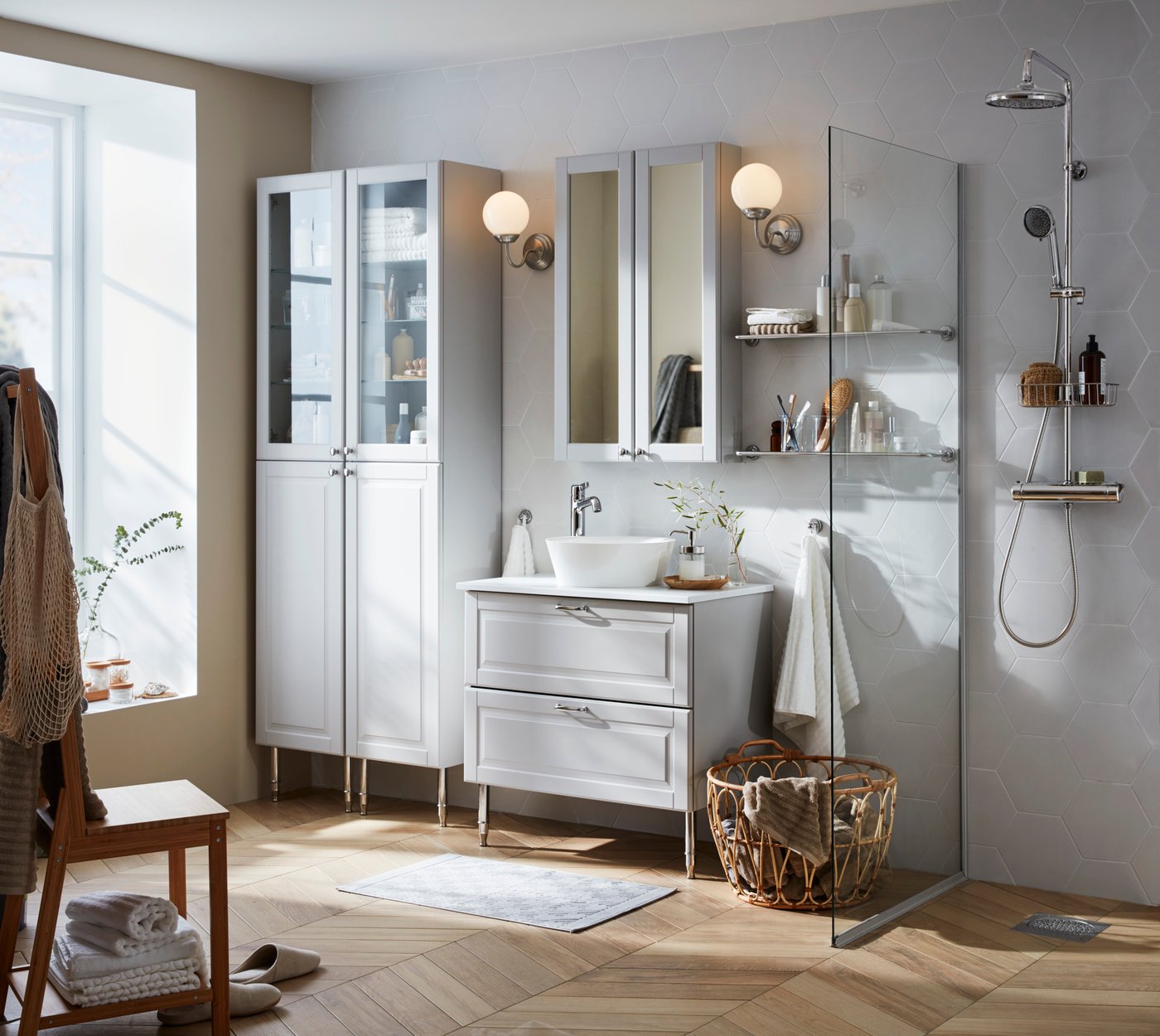 Z serią mebli IKEA GODMORGON z łatwością zorganizujesz swoją łazienkę. Białe szuflady posiadają w pełni wysuwane drzwi i funkcję cichego domykania.