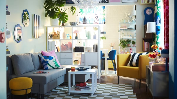 An in/outdoor white FÖRENLIG plant pot in the living room