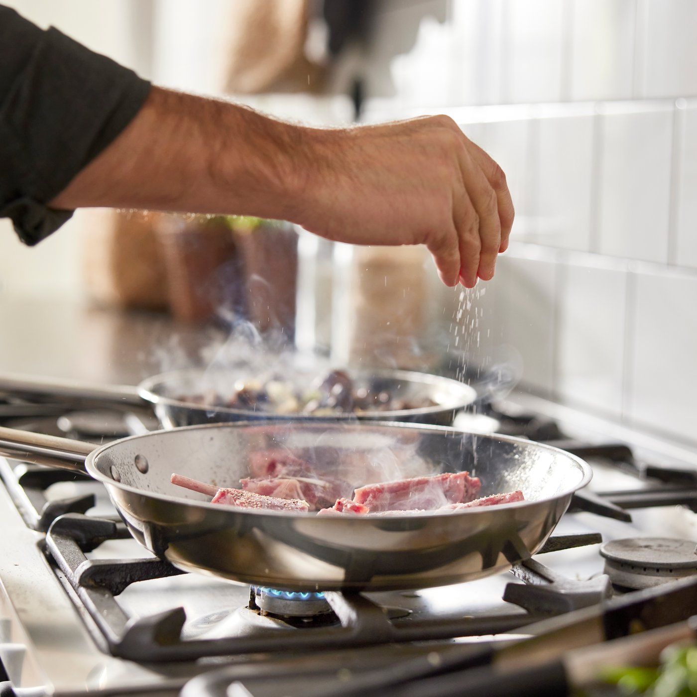 En IKEA 365+ stekepanne i rustfritt stål.