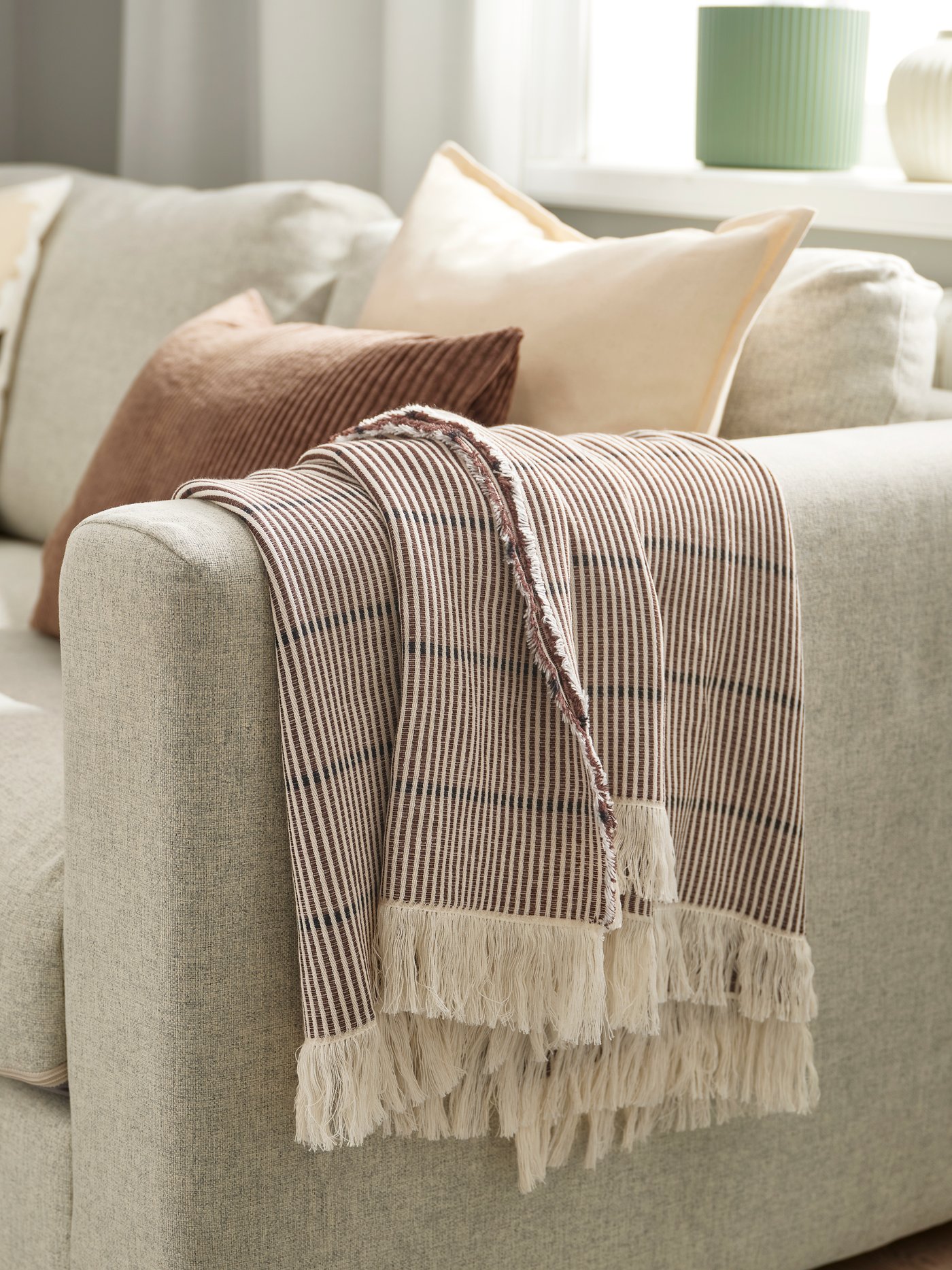 A black/light beige DRABOR cushion cover