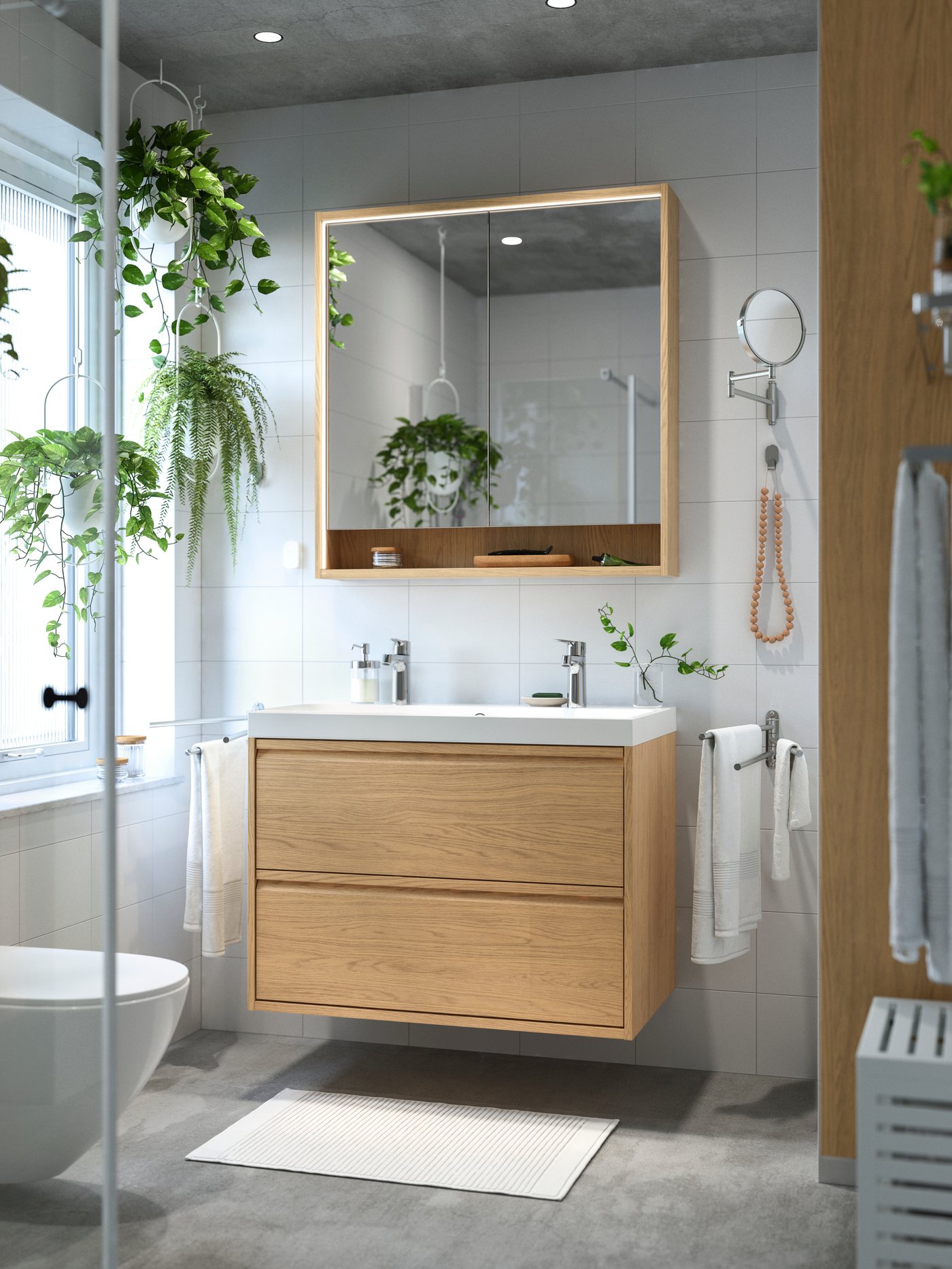 Bílá úložná stolička MUSKAN v koupelně