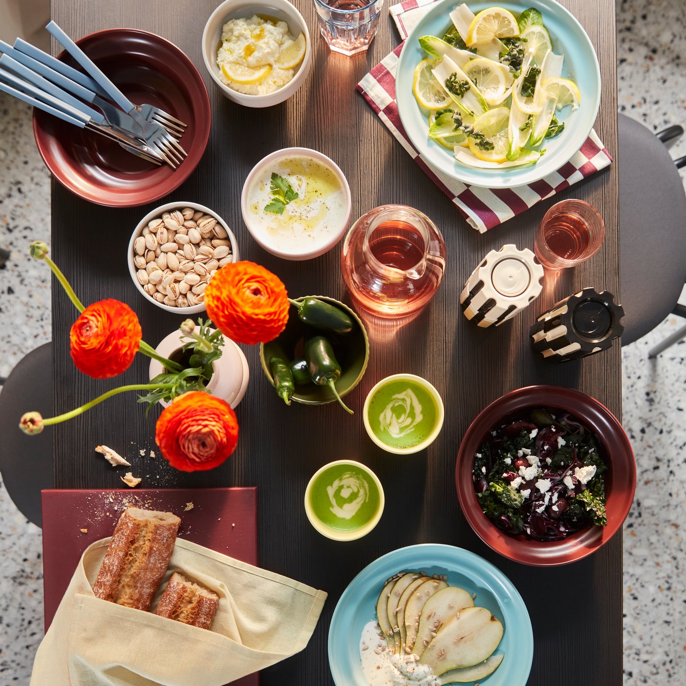 В столовой стоит мельница для специй SPJUTLILJA черно-светло-бежевого цвета.