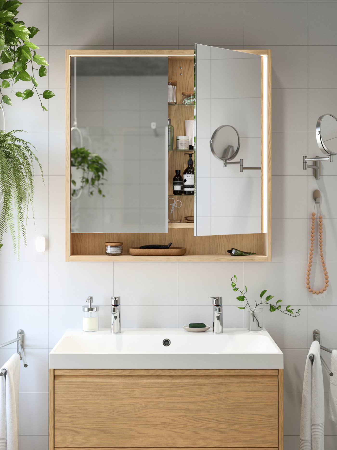 A white FREDRIKSJÖN bath towel in the bathroom