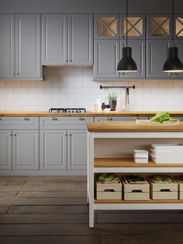 A black FINTORP rail in the kitchen.