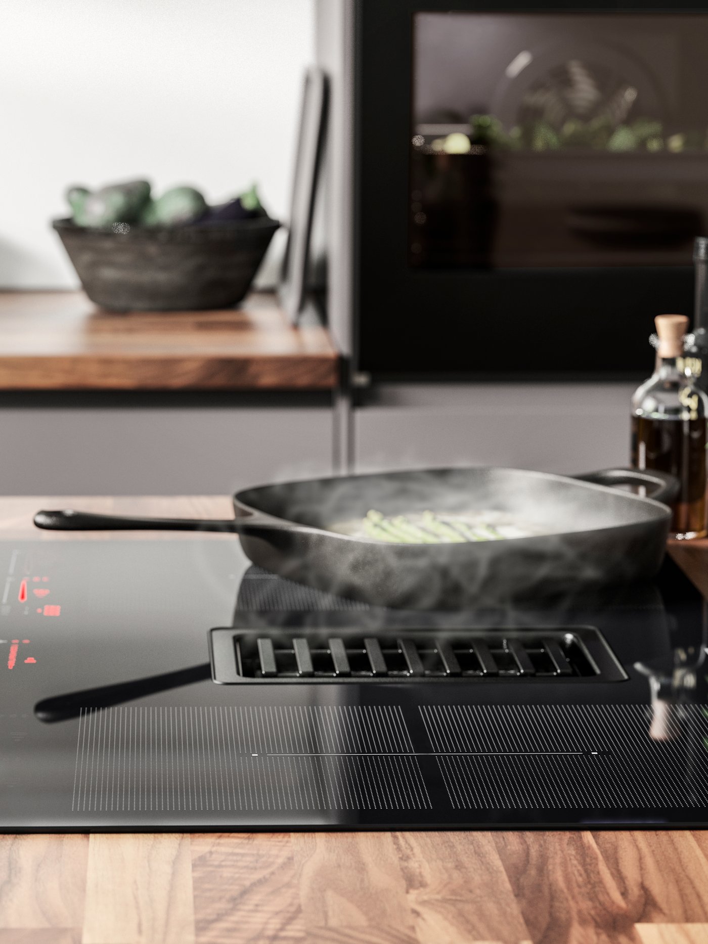 Eine maßgefertigte KARLBY Arbeitsplatte aus Nussbaum und Furnier mit einem FÖRDELAKTIG
Induktionskochfeld mit Dunstabzug und einer VARDAGEN Bratpfanne