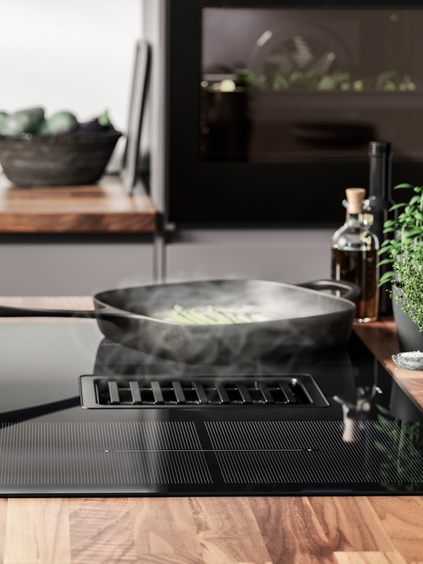 Auf einem Herd mit integriertem Dunstabzug steht eine Pfanne mit einem Essen darin.