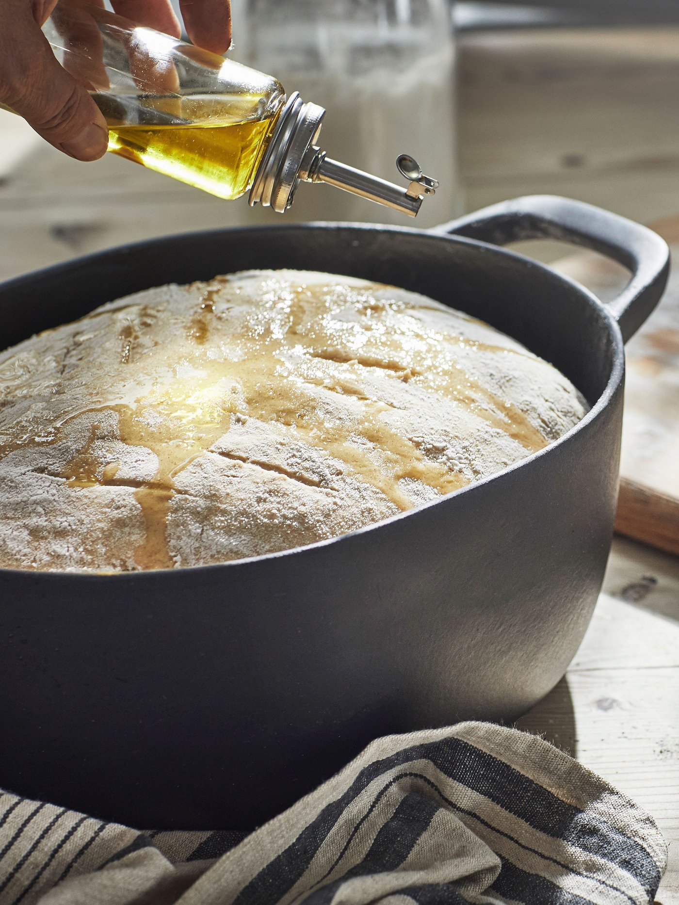 En emaljerad gjutjärnsgryta i matt/svart VARDAGEN med lock.