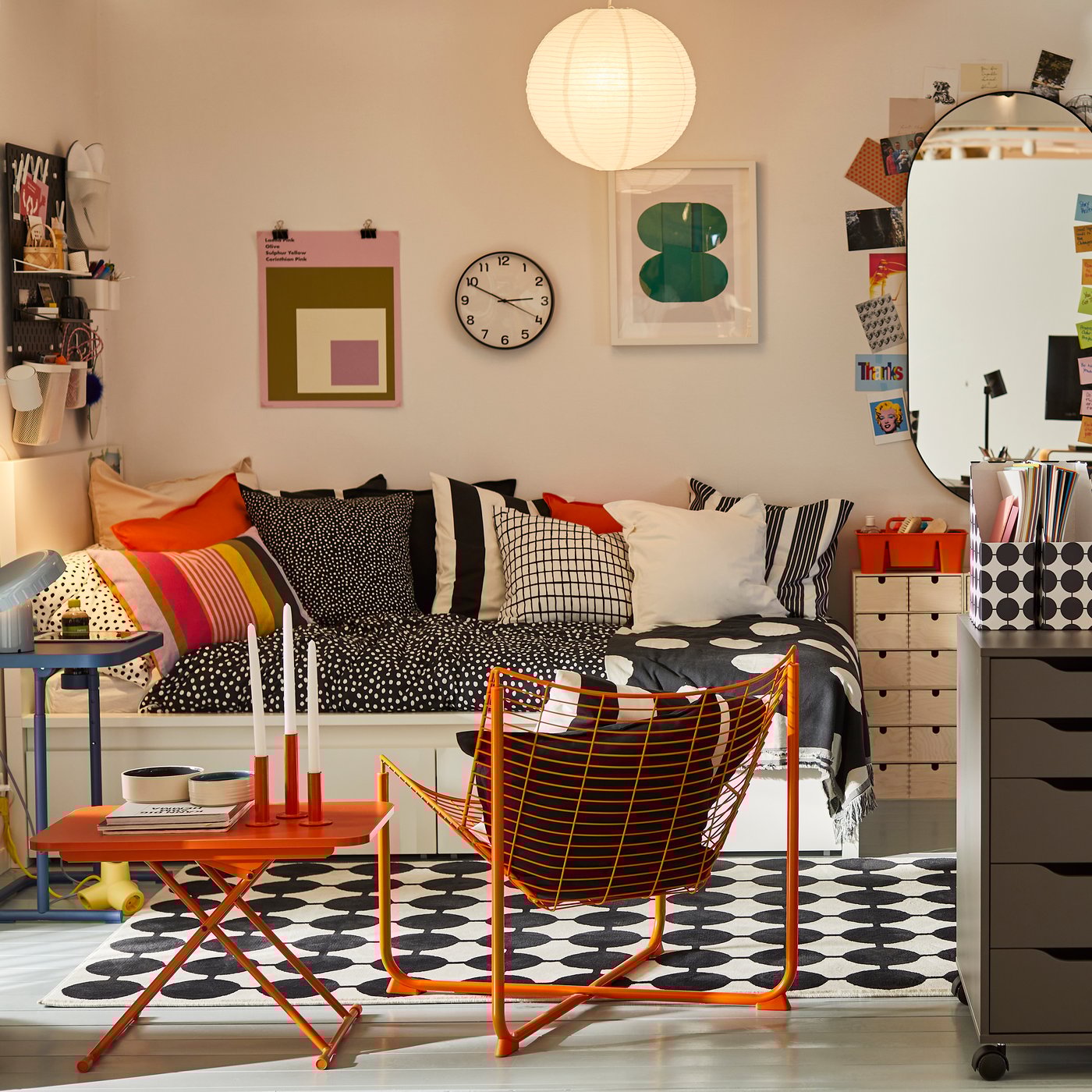 Et hvidt/sortprikket VÄNDPLATS tæppe, lav luv