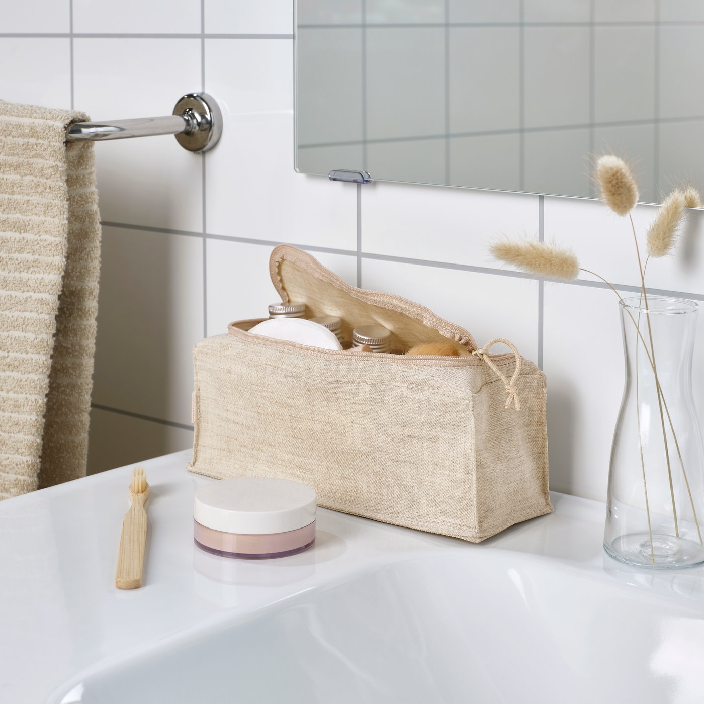 Un organizador de baño BOLLÖSUND sobre un lavamanos.