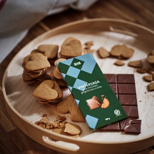 En mjölkchokladkaka med pepparkakssmulor från VINTERSAGA, certifierad av Rainforest Alliance.