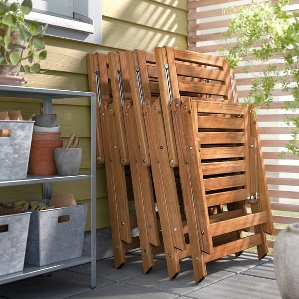 A light brown stained/Kuddarna beige NÄMMARÖ table+4 reclining chairs, outdoor