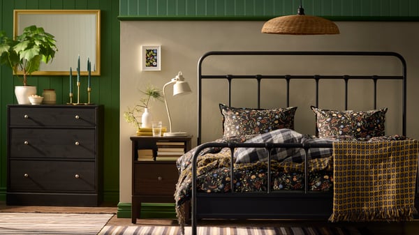 An in/outdoor/white AMBRARÖNN plant pot in the bedroom