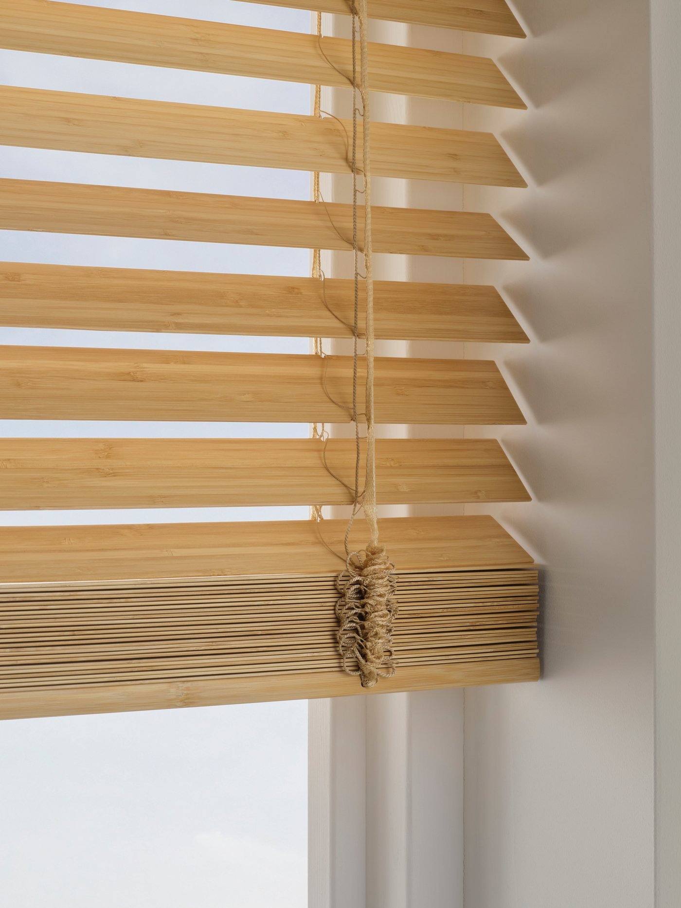 A bamboo VECKLARFLY Venetian blind