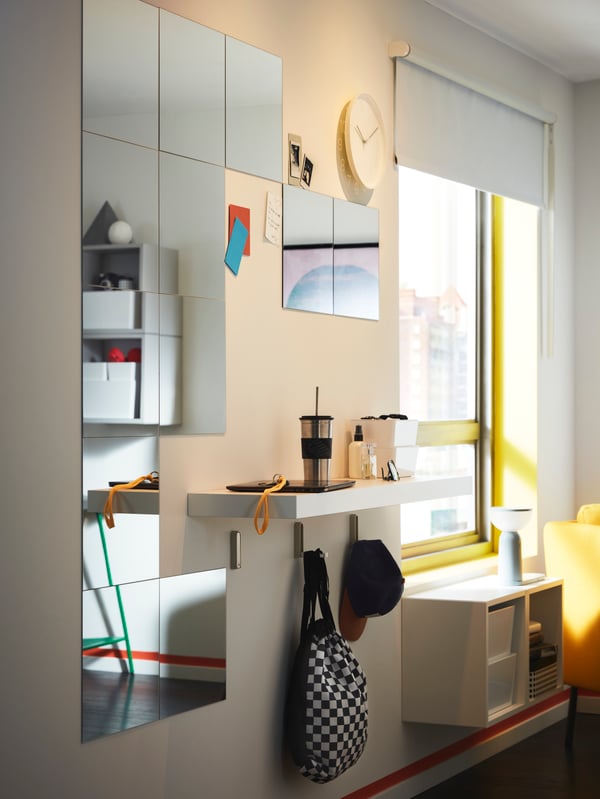 Cómo decorar un salón con espejos y baldas