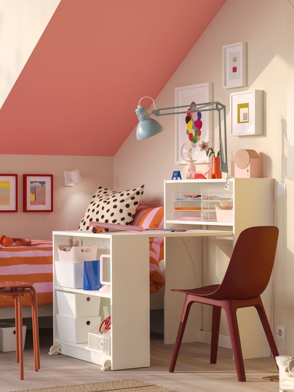Estante com mesa BILLY num quarto de criança.