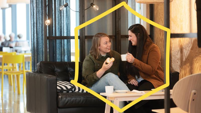 En kvinna tittar på en växt