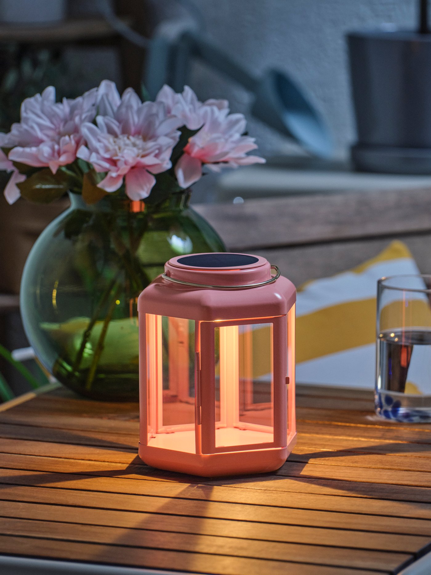 A lantern/pink SOLVINDEN LED solar-powered table lamp