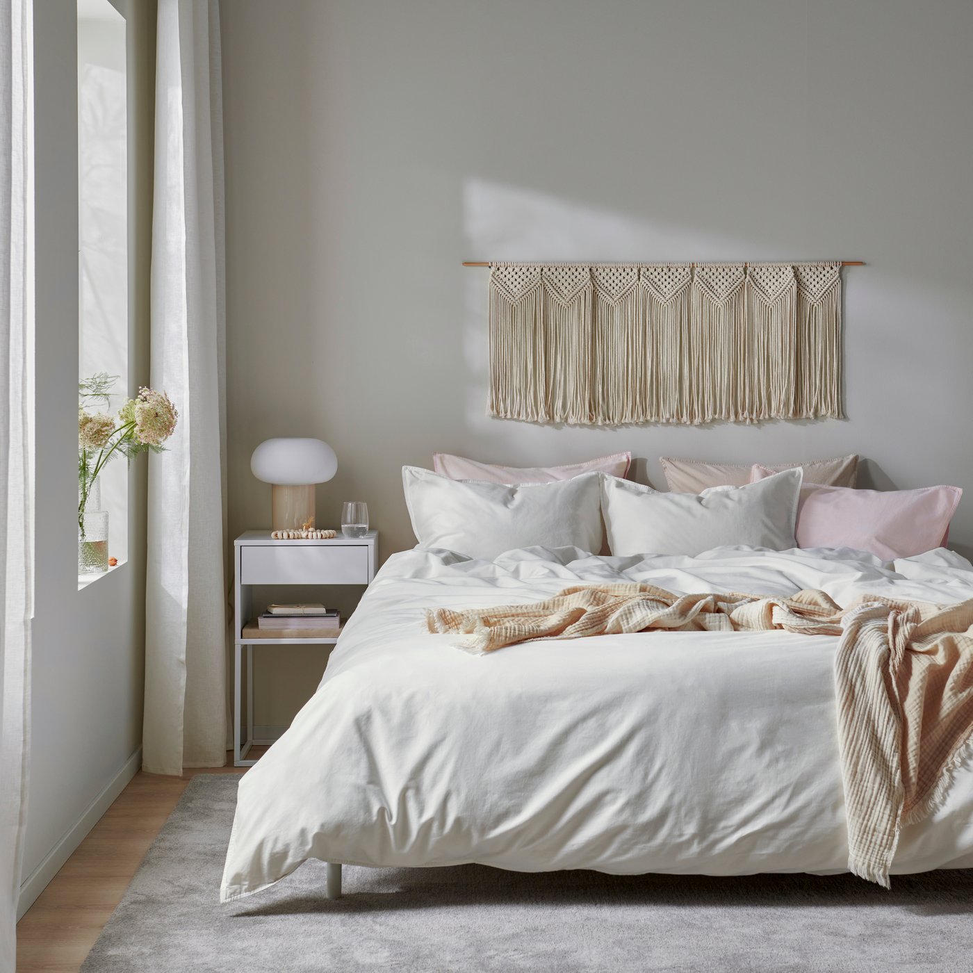 A white ÄNGSLILJA duvet cover and pillowcase