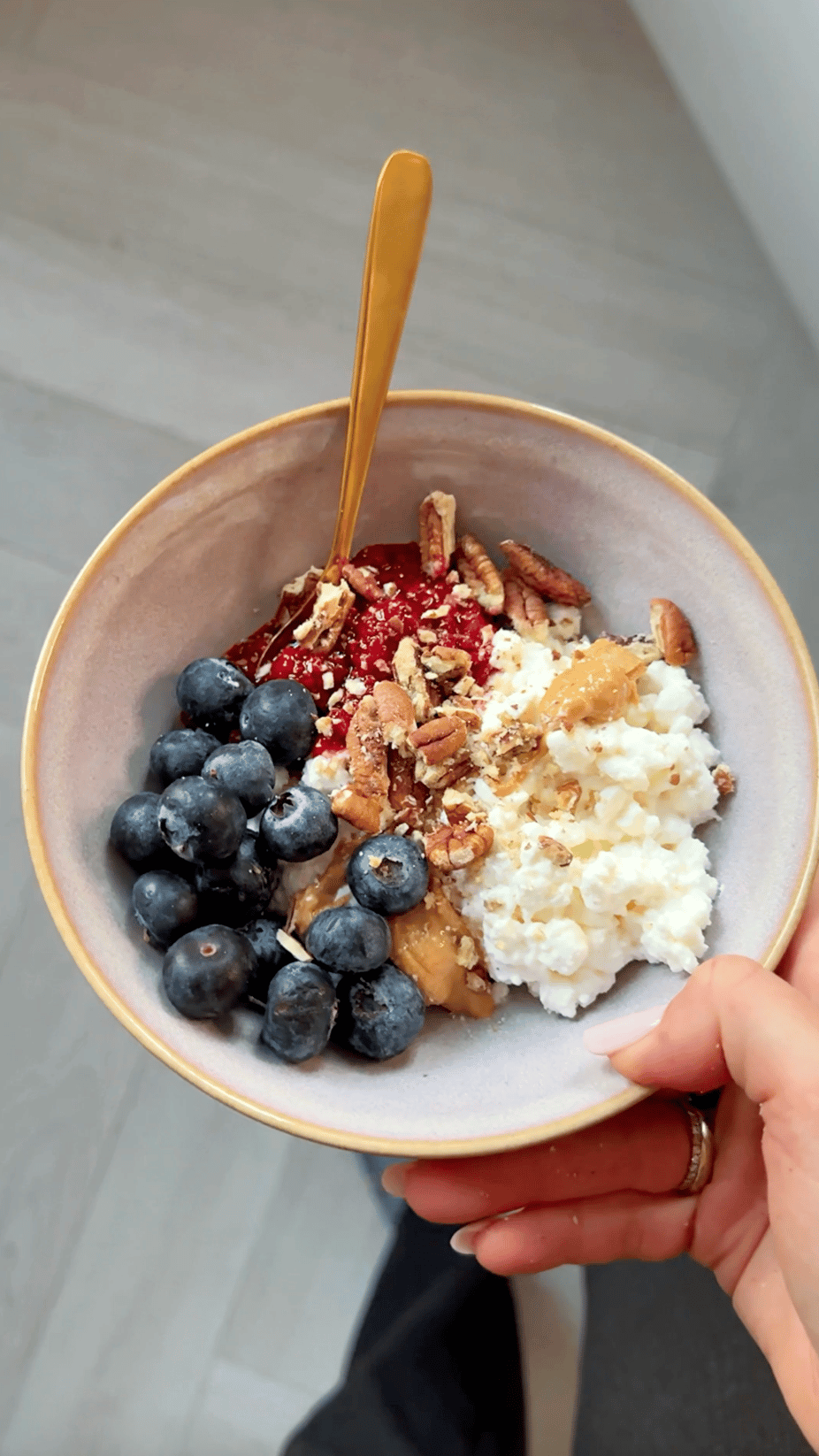 Frokost: Cottage cheese bowl med bringebærkompott. 