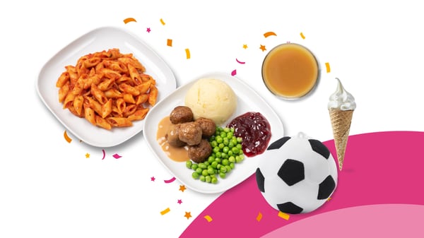 Un piatto di polpette VegeTali e Quali o di carne, uno di pasta al pomodoro, un succo, un gelato e un piccolo peluche. 