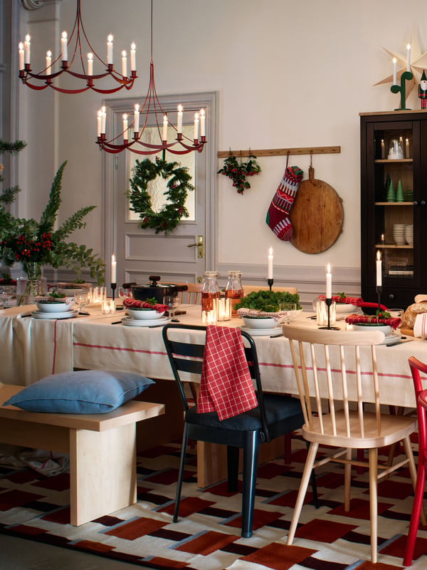 Juldukat långbord.