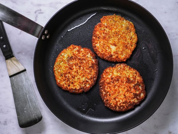 In a second pan, cook the rösti on both sides for approx. 2–3 minutes
